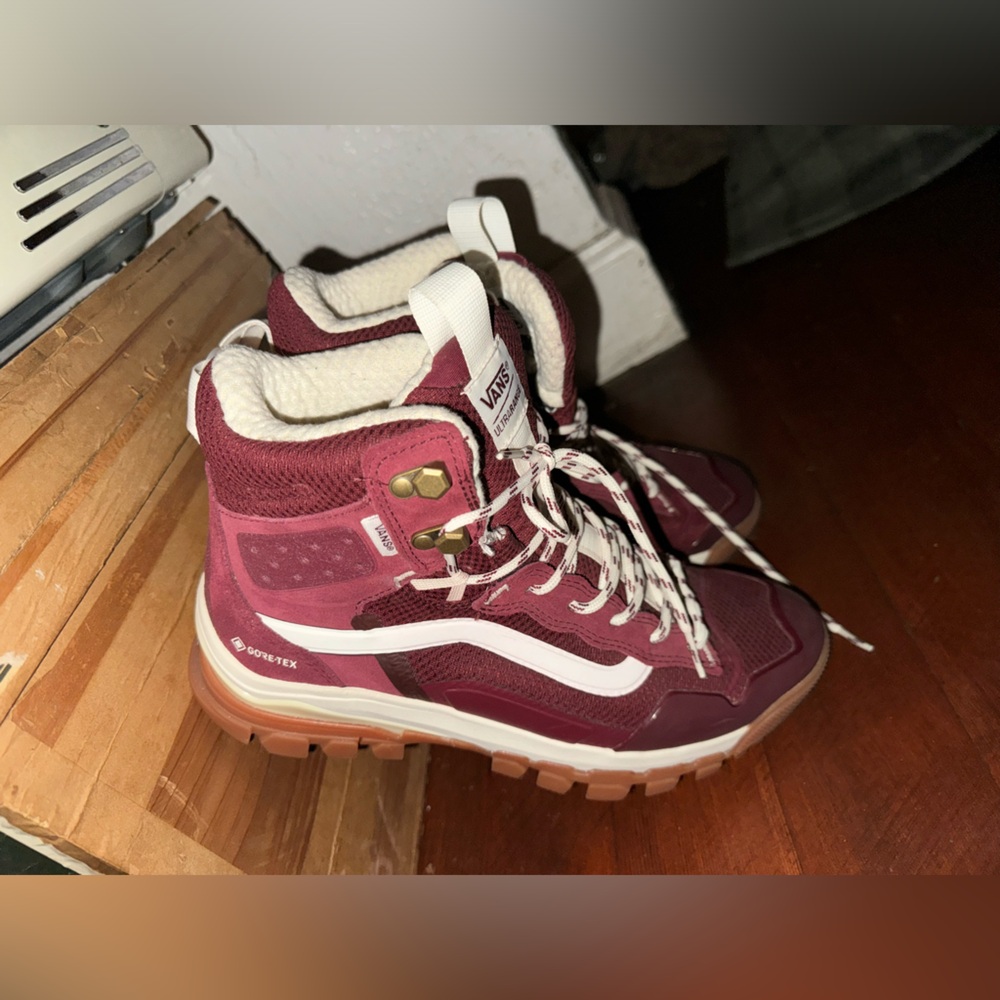 Vans UltraRange Pomegranate/Marshmallow GoreTex MTE 3  Men size 9